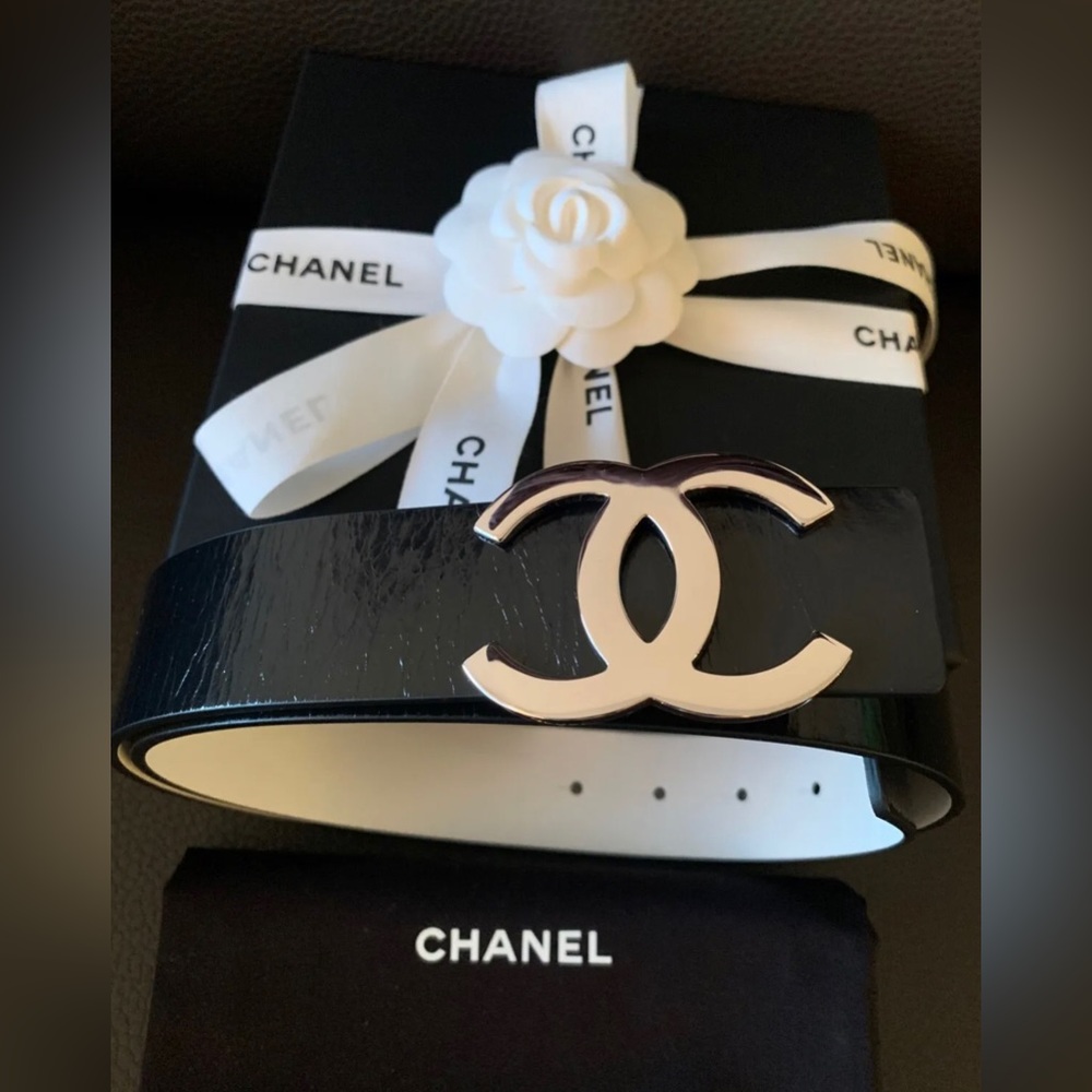CHANEL NEW CC SILVER LOGO REVERSIBLE BLACK AND WHITE LEATHER BELT 💥90